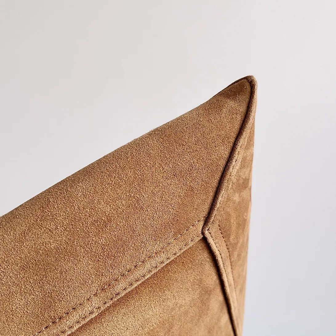 Batch 2080 Bottega Veneta, the flagship product of the 2024 autumn and winter, is making a splash from the catwalk to the streets. It not only brings a strong retro atmosphere, but also can easily interpret different styles through a variety of matching methods. Whether it is a smart and elegant workplace look or casual and comfortable daily wear, fully imported calfskin is a fashion element you can’t miss! Style number: 803977 Size: 41*20*8cm